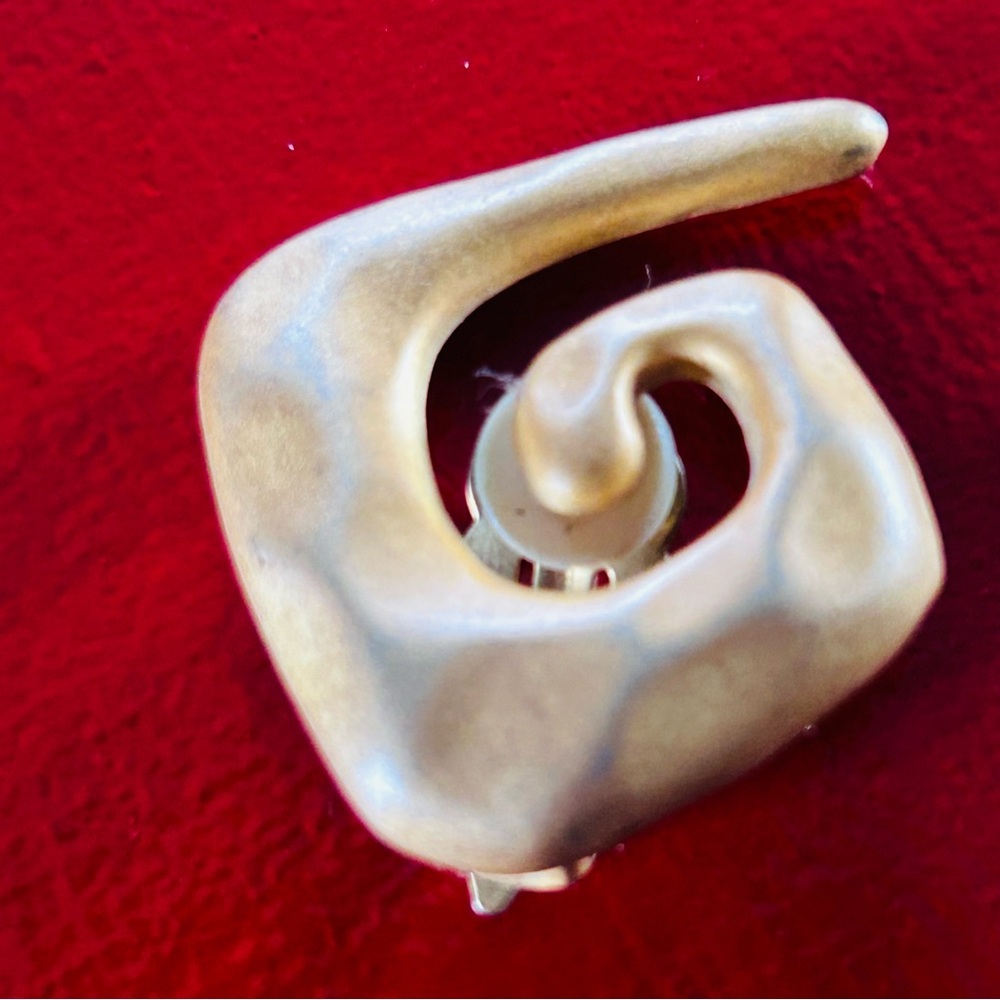 GOLDEN HOUR Vintage 80s Art Deco Revival 3D Swirl Clip-on Earrings - Picture 6 of 8